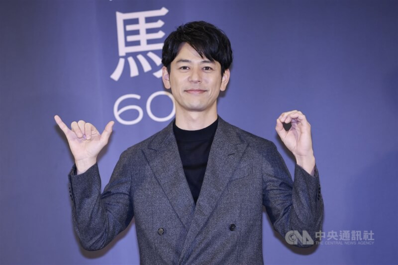第60屆金馬獎25日即將盛大舉辦頒獎典禮,今年特邀日籍影星妻夫木聰(圖)擔任頒獎嘉賓,他24日在台北出席記者會,手比數字60為金馬盛會宣傳。中央社記者裴禛攝 112年11月24日