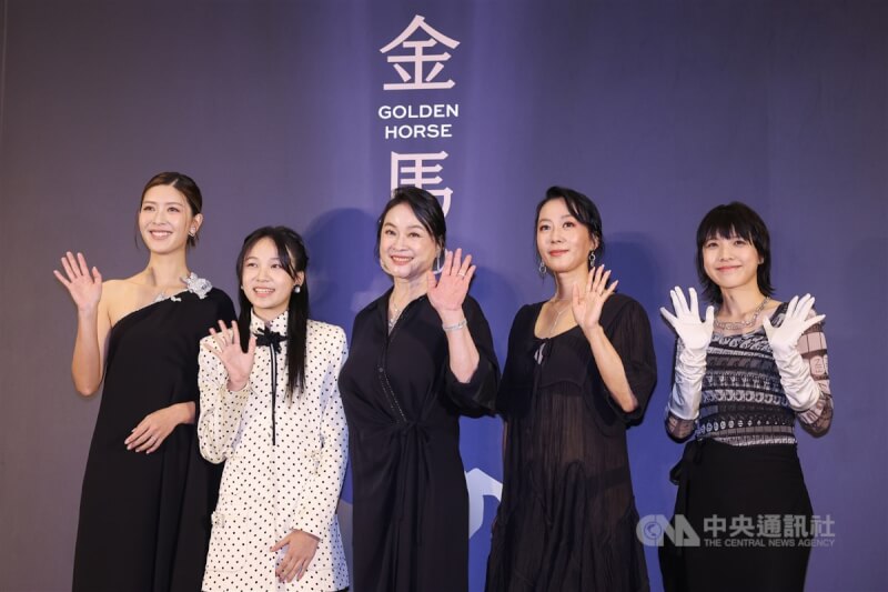 演員余香凝(左起)、林品彤、陸小芬、胡伶、鍾雪瑩獲第60屆金馬獎最佳女主角提名,24日一同現身在台北舉辦的入圍午宴,向線上觀看直播的觀眾揮手致意。中央社記者裴禛攝 112年11月24日