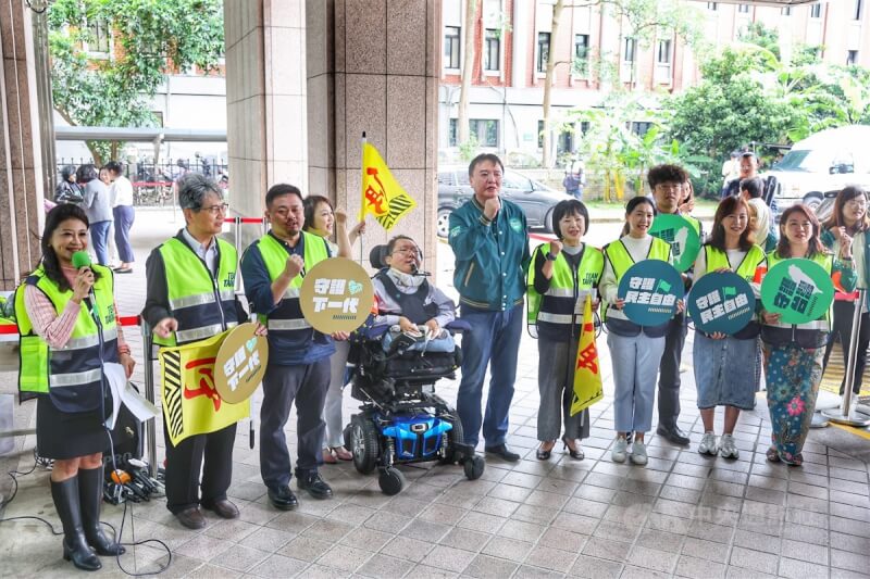 民進黨不分區立委參選人24日上午前往中選會完成登記，民進黨祕書長許立明（前右5）與眾人一同喊口號、振奮士氣。中央社記者趙世勳攝 112年11月24日