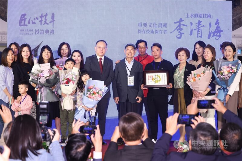 文化部長史哲(前右6)24日在國立台灣博物館出席「112年重要文化資產保存技術保存者」授證典禮,親自頒授認定證書給重要文化資產「土水修造技術」保存者李清海(前右5),李清海司阜的親友也到場。中央社記者王騰毅攝 112年11月24日
