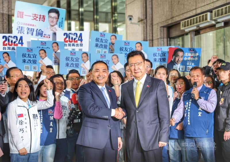 國民黨總統參選人侯友宜（前左）24日上午宣布副手搭檔為中廣董事長趙少康（前右），2人一同前往中央選舉委員會登記參選，並在門口造勢。中央社記者趙世勳攝 112年11月24日