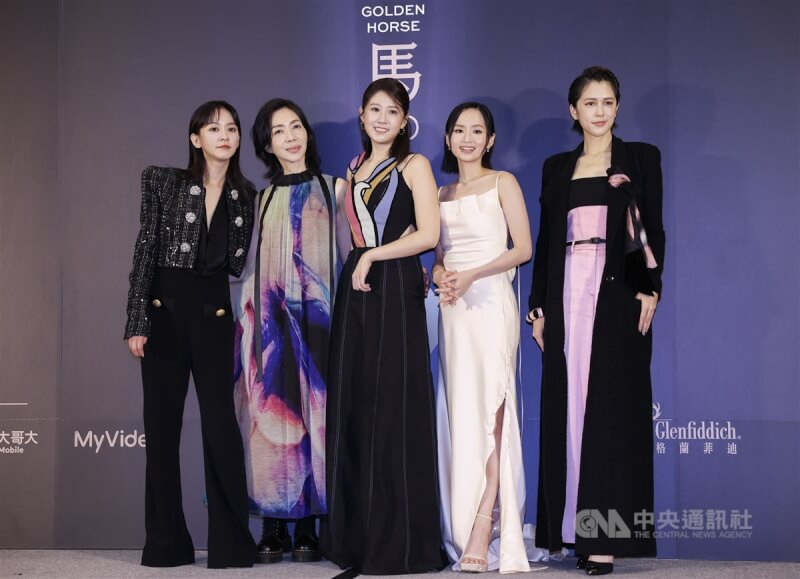 第60屆金馬獎頒獎前夕,24日在台北舉辦入圍午宴,最佳女配角入圍者陳意涵(左起)、萬芳、方志友、梁雍婷、劉奕兒皆盛裝出席,開心合影。中央社記者裴禛攝 112年11月24日