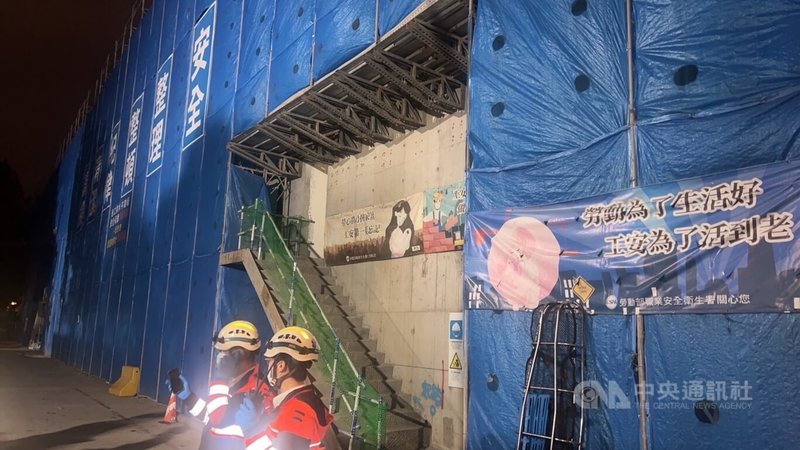 台北市民生水資源再生中心新建工程案24日晚間發生工安意外，3名工人在約7公尺深地下室施工，疑因通風不良導致身體不適，晚間9時許3人被救出，但其中1人送醫前已失去生命跡象。（翻攝畫面）中央社記者劉建邦傳真  112年11月24日