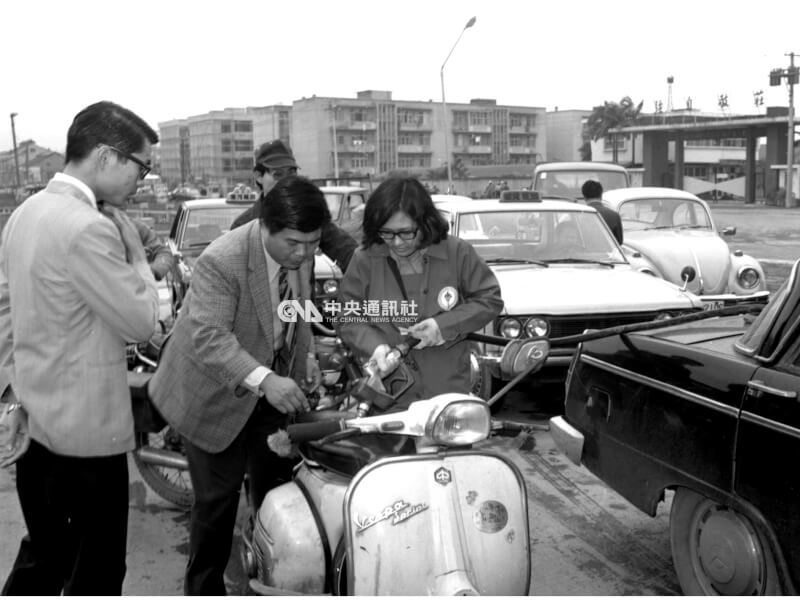 這群女性加油員身著粉紅色制服，站上第一線為民眾加油。（中央社檔案照片）