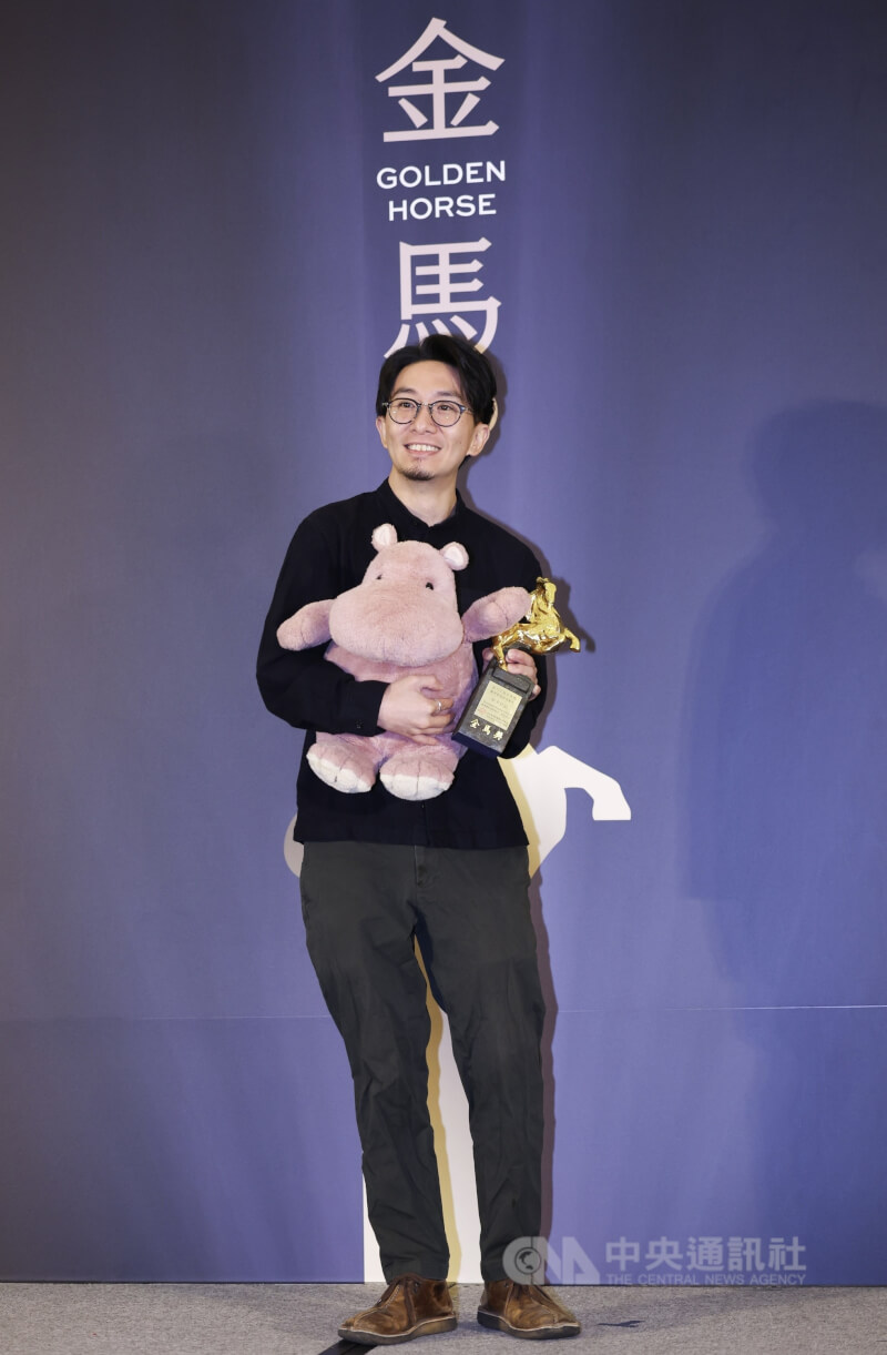 第60屆金馬獎入圍24日公布觀眾票選最佳影片獎，由香港電影「年少日記」獲得，導演卓亦謙（圖）特別帶片中亮點的河馬玩偶到場。中央社記者裴禛攝 112年11月24日