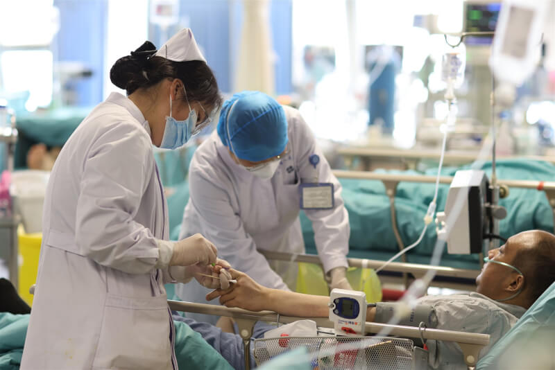圖為5月中國江蘇省一間醫院急診室內護士在照顧病人。（中新社）