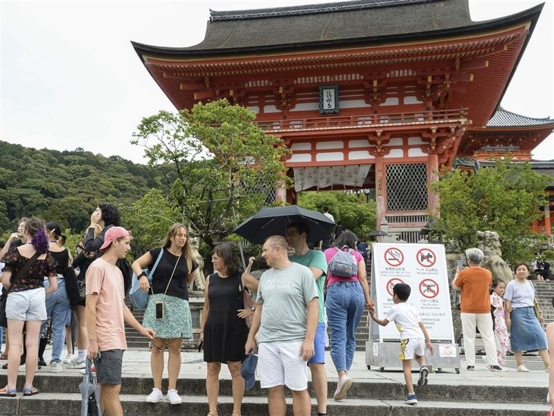 圖為日本京都清水寺週邊的觀光客。（共同社）