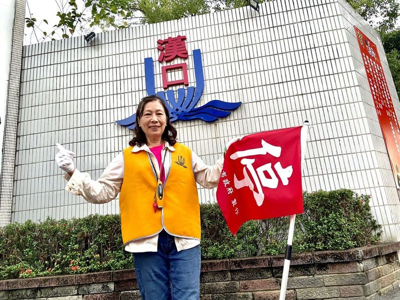 台中市漢口國中導護志工范蓮嬌32年來每天風雨無阻到校指揮交通，年近70的她仍活力十足，平時還在社區、戶政事務所等處輪值志工，今年獲交通部頒發「金安獎」肯定。（台中市政府提供）中央社記者蘇木春傳真  112年11月25日