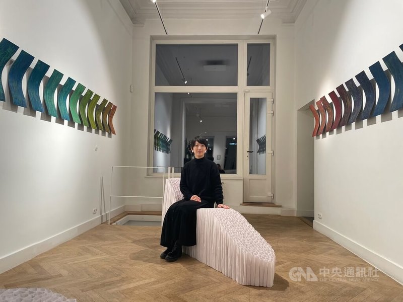 台灣旅荷藝術家高寶惠在布魯塞爾舉辦首次個展「25節氣」，以紙張遇水變硬的特質創作家具，並以天然漆上色。創新形式的素材，也反映她走出舒適圈面對陌生挑戰的心境，以及在台養成的環境意識。中央社記者田習如布魯塞爾攝 112年11月25日