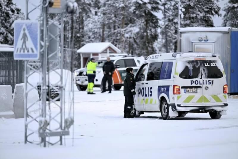 24日芬蘭北部的拉雅優謝皮關卡管制情況。（路透社）