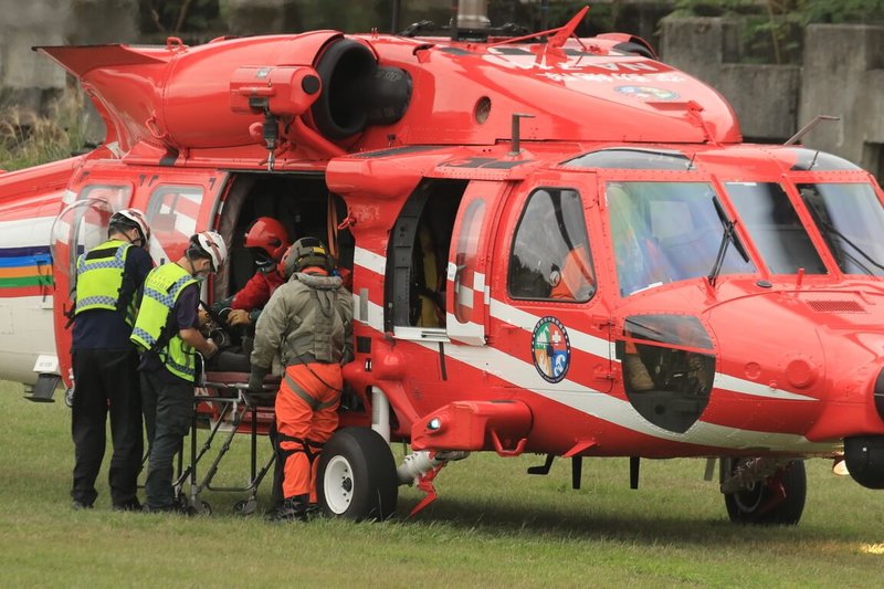 9人探勘八通關古道，其中61歲高姓男子疑心臟病發作，空勤總隊25日上午立即派遣黑鷹直升機前往救援，將患者吊掛下山。（民眾提供）中央社記者盧太城台東傳真  112年11月25日