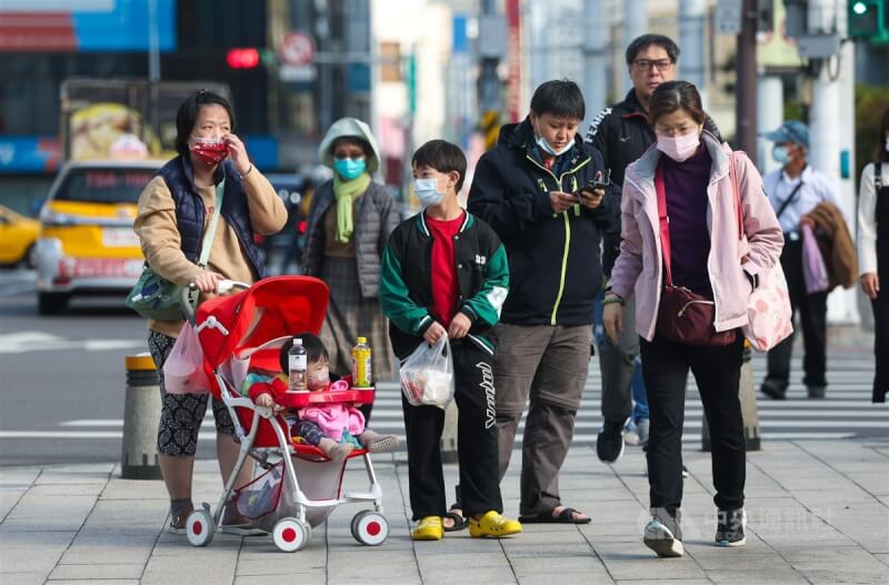 圖為民眾穿著保暖在西門町商圈逛街。（中央社檔案照片）