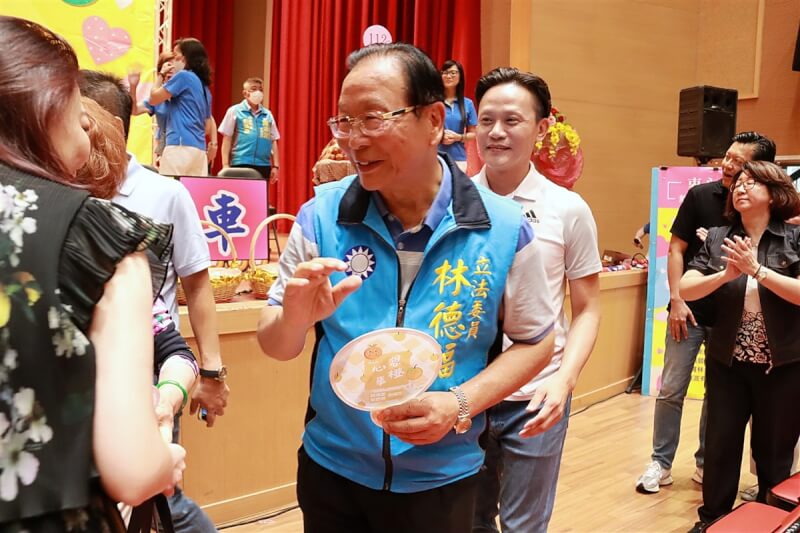 新北市立委選舉第9選區(永和區)爭取7連霸的國民黨參選人林德福(前中)面臨挑戰,積極與選民互動爭取支持。(林德福服務處提供)中央社記者黃旭昇新北傳真 112年11月25日
