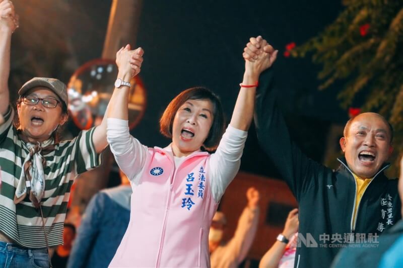 桃園市立委第5選區(平鎮、龍潭)現任國民黨立委呂玉玲(中)地方實力深厚,卯足全力拚連任。(翻攝照片)中央社記者葉臻傳真 112年11月25日