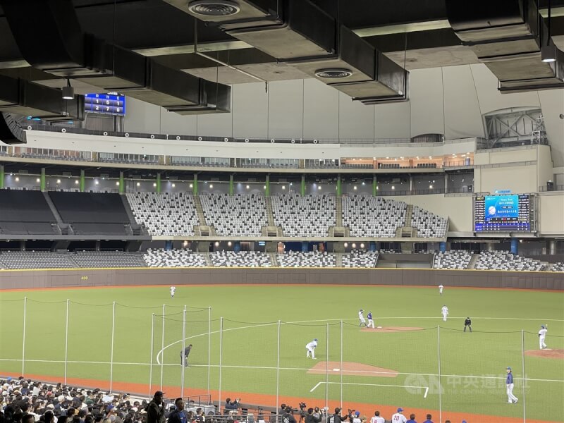 亞洲棒球錦標賽預賽門票25日開賣，12月3日台灣隊在大巨蛋與韓國交手開幕戰逾萬張門票開賣就秒殺，外野將有望加開約4000張門票。（中央社檔案照片）