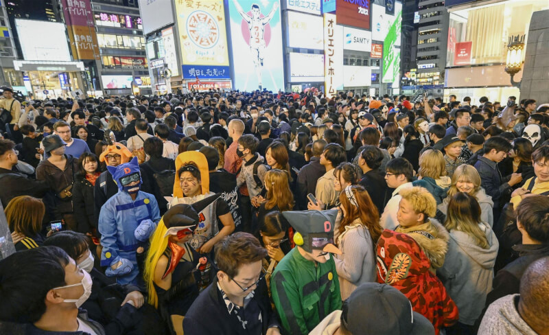 圖為10月31日大阪戎橋附近人潮。（共同社）