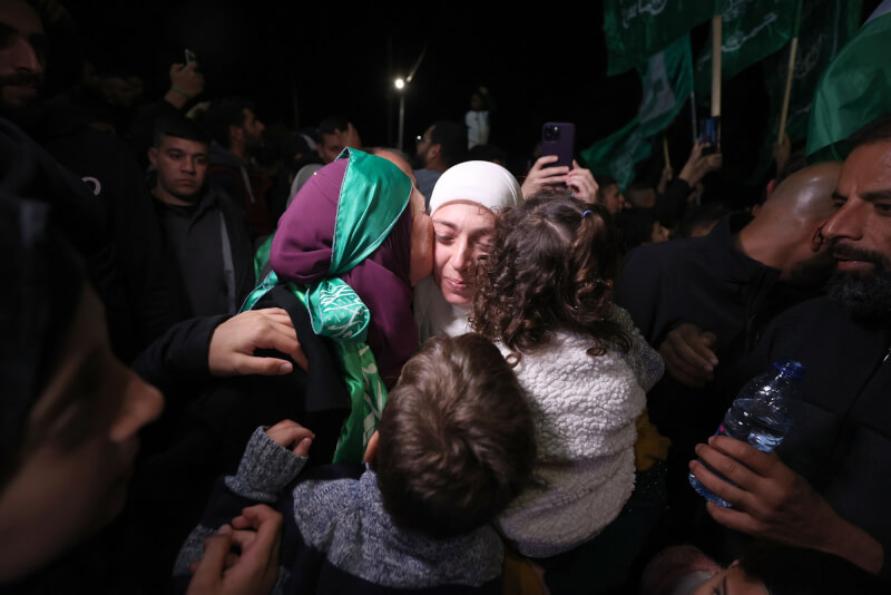 圖為24日以色列與哈瑪斯休戰首日，巴勒斯坦囚犯獲得釋放。（安納杜魯新聞社）