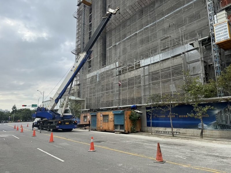 桃園市政府26日表示，近期接獲多起建案施工，重型機具進出致人行道破損，市府巡檢發現14處違規工地，共裁罰新台幣36萬元，並勒令違規嚴重5處工地停工。（桃園市政府都市發展局提供）中央社記者吳睿騏桃園傳真  112年11月26日