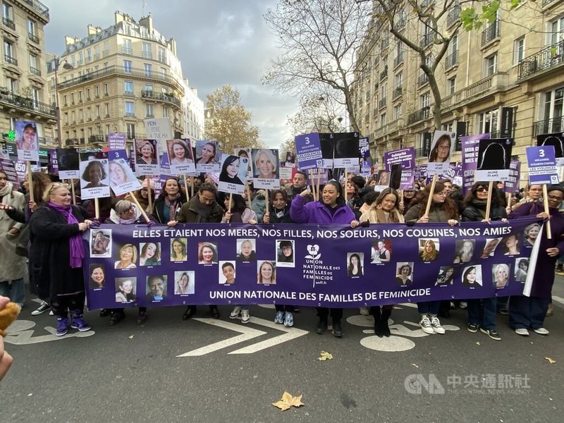 響應「國際終止婦女受暴日」，法國各城今天發起示威遊行，巴黎有上萬人走上街頭。位於隊伍前列中間紫衣者是全國女性殺害家庭聯盟（UNFF）親善大使歌手裘蒂柯斯特（Jodie Coste），她向媒體表示，法國每6分鐘就有一位女性遭到侵犯或殺害。中央社記者曾婷瑄巴黎攝 112年11月26日