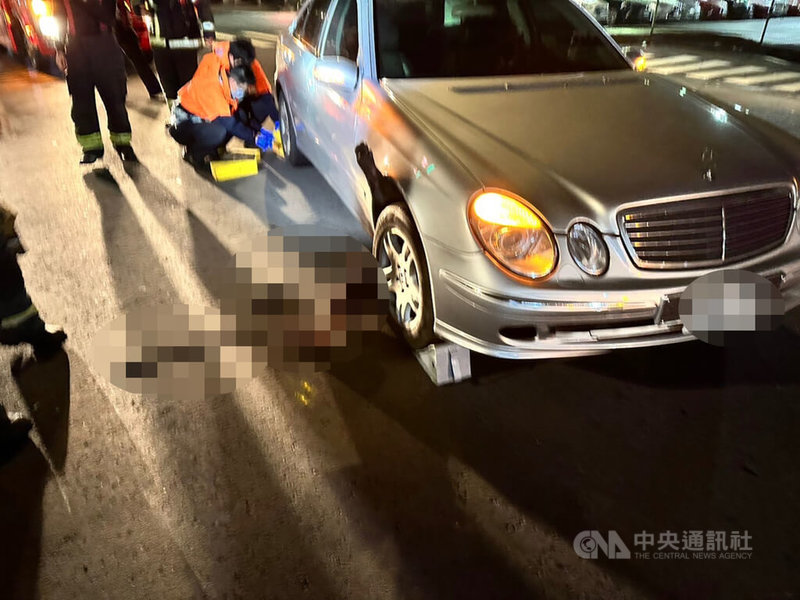 台北市中正區26日凌晨發生1起死亡車禍，楊姓男子疑因精神不濟坐臥在中華路2段一處斑馬線上，遭駕車的徐姓男子撞上碾壓，當場無生命跡象，送醫搶救仍宣告不治。（翻攝照片）中央社記者黃麗芸傳真  112年11月26日