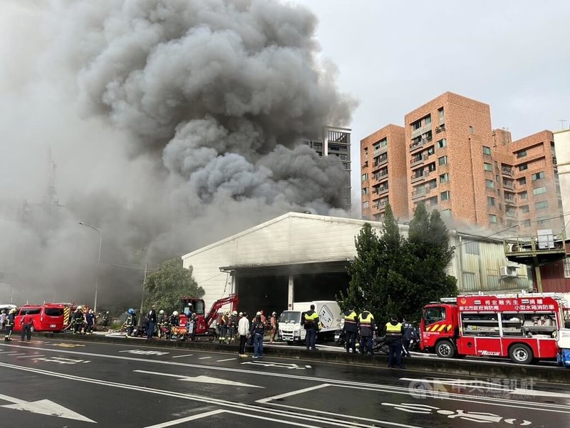 新北市三重區環河南路某鐵皮倉庫26日上午發生火警，濃煙直竄天際，警消獲報立即到場灌救，幸無人傷亡。（翻攝照片）中央社記者王鴻國傳真  112年11月26日