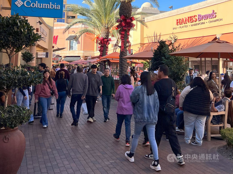 美國感恩節翌日為黑色星期五，象徵耶誕節購物季的開始，今年買氣較去年上升，圖為洛杉磯一處購物商場的人潮。中央社記者林宏翰洛杉磯攝 112年11月26日