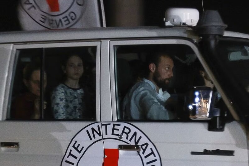 一輛紅十字會車輛25日抵達拉法邊境，車上疑載有遭哈瑪斯綁架的人質。（路透社）