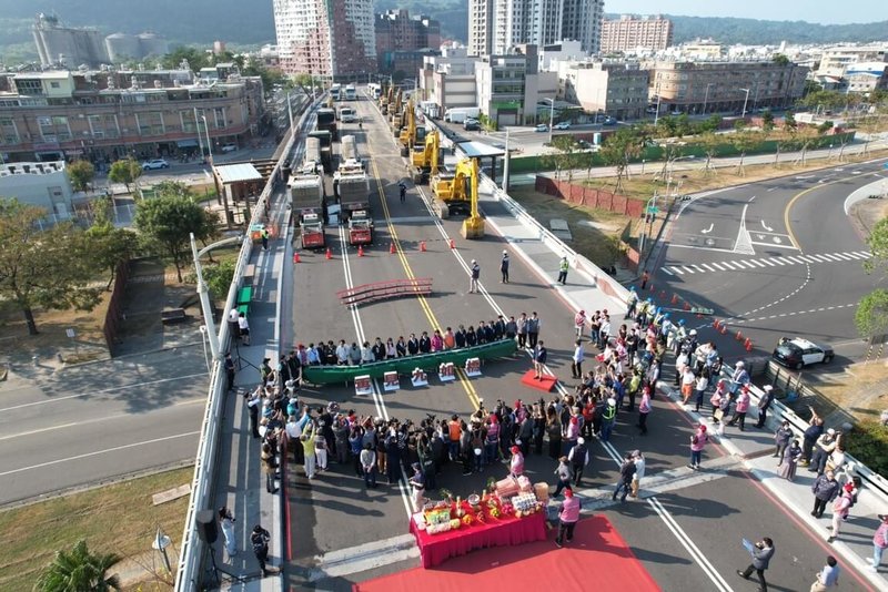 高雄鐵路地下化後陸續拆除10座陸橋、2座地下道，最後一座九如陸橋26日也正式動工拆除。九如橋的拆除也被視為高雄鐵路地下化後續工程的最後一哩路。（高雄市工務局提供）中央社記者林巧璉傳真  112年11月26日