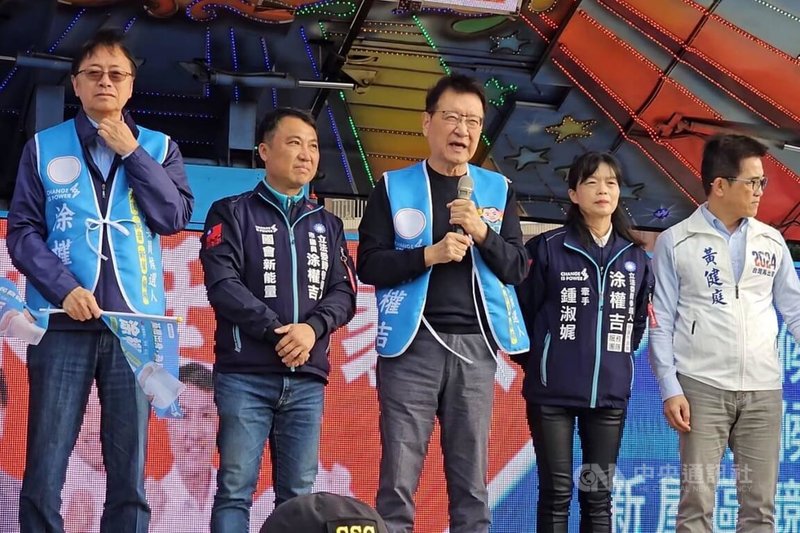 國民黨桃園市立委參選人涂權吉（左2）26日舉辦聯合競選總部成立大會，黨籍副總統參選人趙少康（中）到場站台，致詞時談及藍白合指出，國民黨誠心誠意等到最後1秒，「只要他（柯文哲）同意我可以不選了，結果他（柯文哲）沒有接電話，真的很可惜」。左為桃園市長張善政、右為國民黨秘書長黃健庭。中央社記者吳睿騏桃園攝  112年11月26日