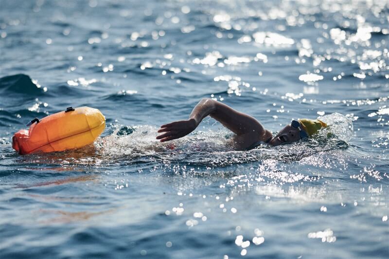 29歲的許汶而今年10月完成泳渡直布羅陀海峽的挑戰，這次成功經驗帶給她更多自信，她也期望2年後能繼續挑戰距離更長、難度更大的英吉利海峽。（許汶而提供）中央社記者黎建忠傳真 112年11月26日