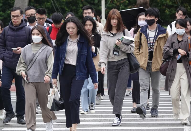 圖為台北市南港民眾穿著保暖衣物出門。（中央社檔案照片）