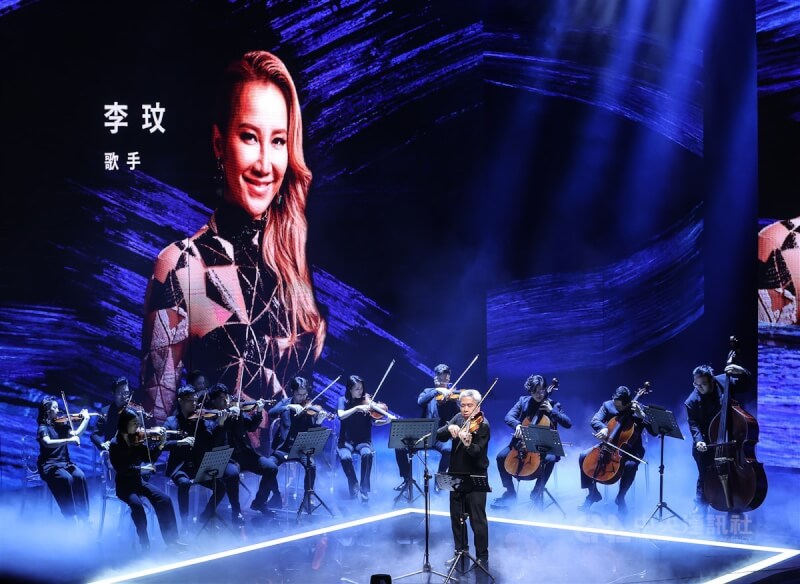 小提琴大師胡乃元(前)會中率領TC室內樂團音樂家演出,以動人音符追思逝世影人,其中也包含已故歌手李玟。中央社記者鄭清元攝 112年11月25日