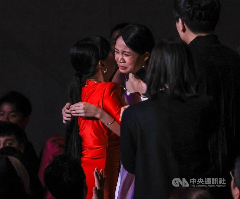 林品彤(中)以「小曉」獲獎,寫下最年輕金馬影后紀錄。她在登台領獎前已忍不住激動情緒,一旁眾人也紛紛送上祝福。中央社記者鄭清元攝 112年11月25日