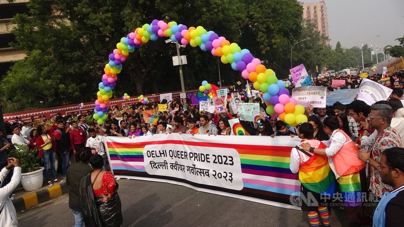 數以千計的同志26日在印度德里參加2023年同志大遊行，期盼印度社會消除對同志族群的歧視，給予平等的權利。中央社記者林行健新德里攝  112年11月26日