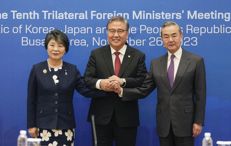 日本外務大臣上川陽子（左起）、韓國外長朴振和中國外長王毅的26日下午在韓國釜山會面。（共同社）