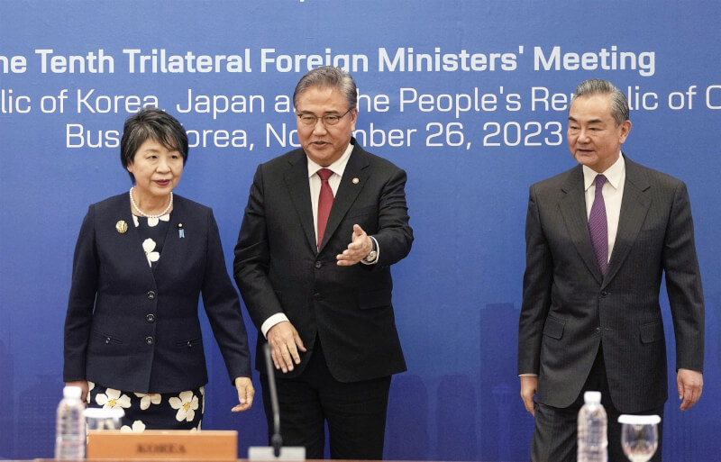 日本外務大臣上川陽子（左起）、韓國外交部長朴振和中國外交部長王毅26日舉行3方外長會談。（共同社）