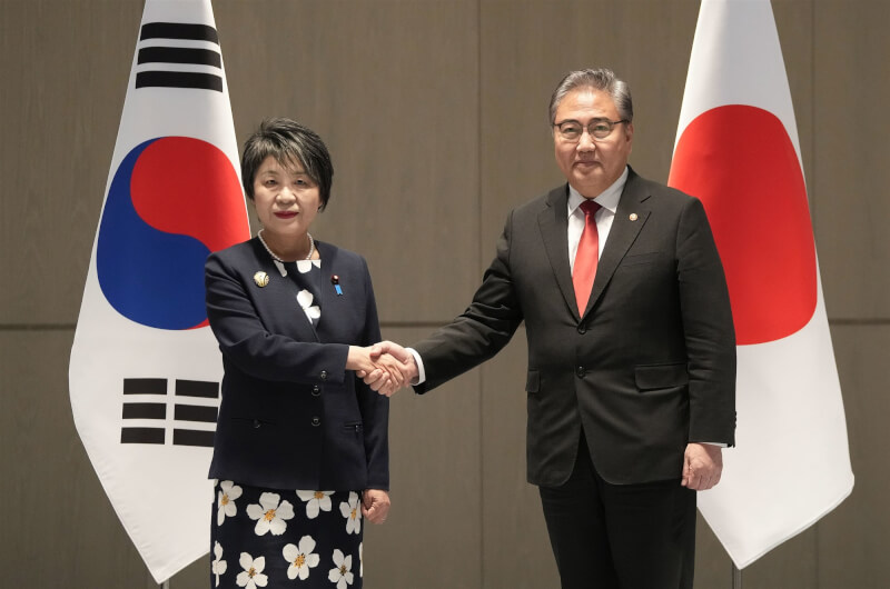 圖為去年11月26日，日本外務大臣上川陽子（左）及韓國外交部長官朴振（右）在釜山會面。（共同社）