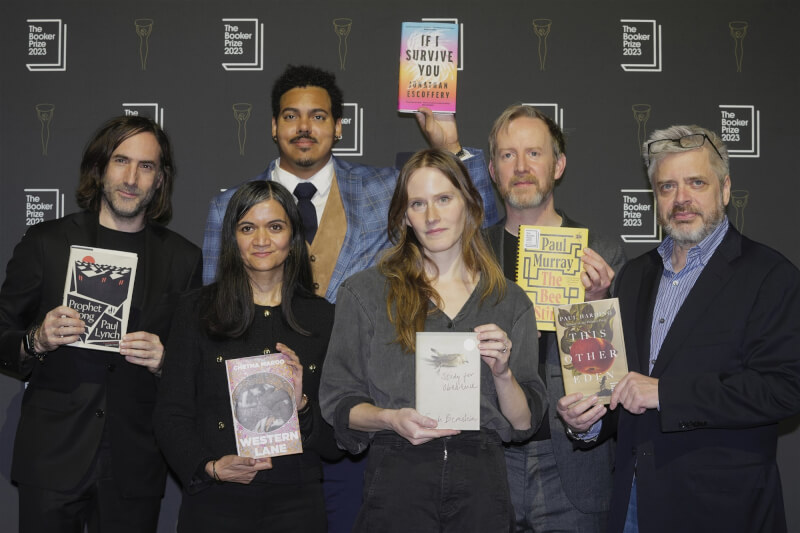 愛爾蘭小說家保羅．林奇（左起）、肯亞作家切特納．馬魯、美國作家喬納森．艾斯柯佛瑞、加拿大作家莎拉．柏恩斯坦、愛爾蘭作家保羅．莫瑞、美國作家保羅．哈定6人入圍「布克獎」。（美聯社）
