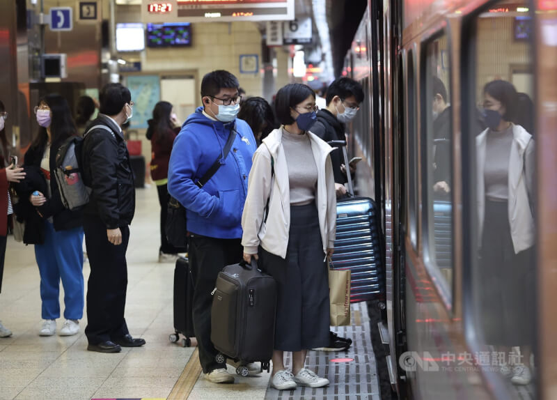 圖為民眾提著行李在台北車站月台排隊準備搭車。（中央社檔案照片）