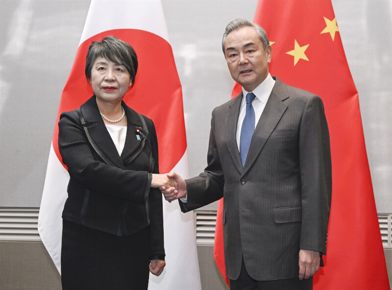 中國外交部長王毅（右）與日本外相上川陽子（左）25日會談。（共同社）