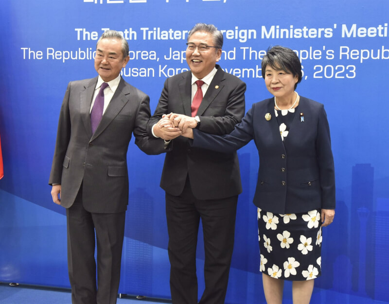 中國外交部長王毅（左起）、韓國外交部長朴振和日本外務大臣上川陽子26日舉行3方外長會談。（共同社）