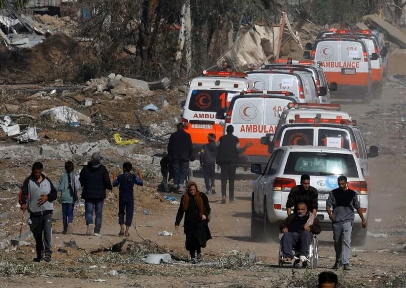 以色列與哈瑪斯達休戰協議，24日救護車隊駛進加薩北部。（路透社）