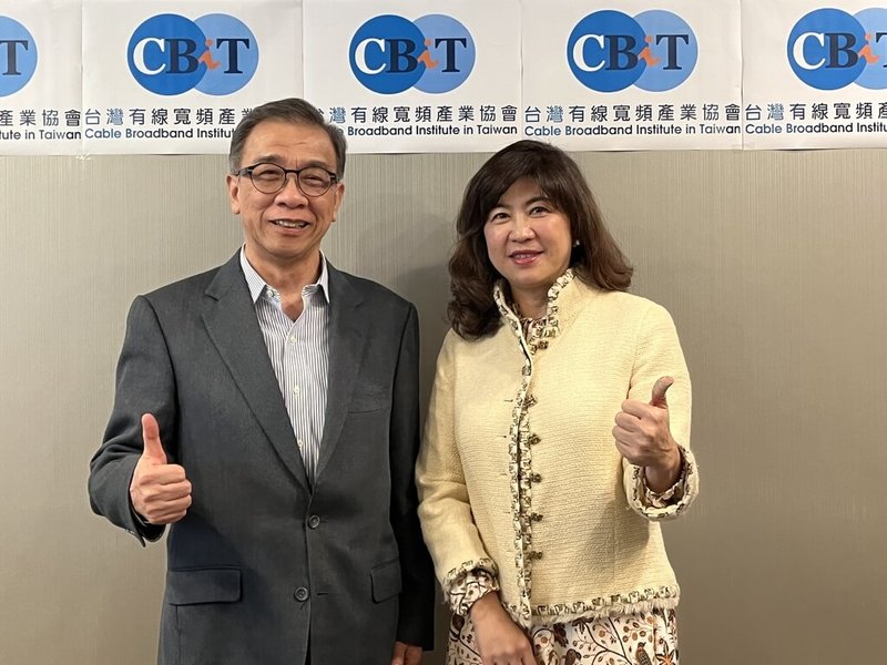 台灣有線寬頻產業協會（CBIT）於27日選任第11屆新任理事長，台灣數位光訊科技集團（台數科）董事長廖紫岑（右），從前任理事長、凱擘公司董事長鄭俊卿（左）手中接下理事長職務。（CBIT提供）中央社記者蘇思云傳真 112年11月27日