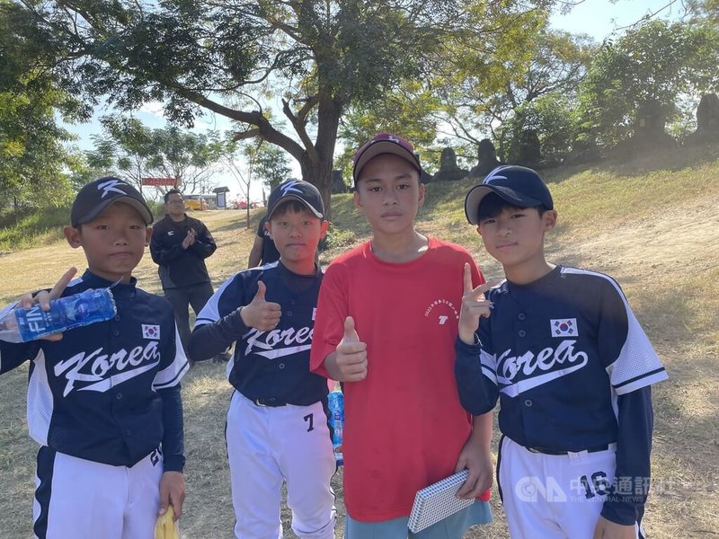 台中自由國小棒球隊在徐生明盃少棒16強止步，但陣中好手楊柏勛投打都有水準、未來性被看好。圖為27日賽後韓國順天南山球員與楊柏勛（右2）合照。中央社記者謝靜雯攝  112年11月27日