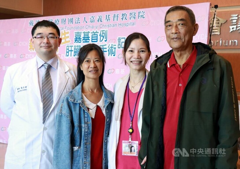 61歲陳姓男子(右)為嘉義基督教醫院首例肝臟移植,嘉基27日特別在陳男生日舉行「新肝新生」記者會,祝福身體1天比1天健康,人生愈來愈美好,陳男也感謝醫護人員視病如親的照護與關心中央社記者黃國芳攝 112年11月27日