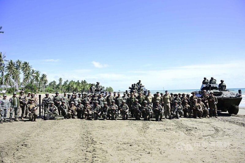 面對中國在南海步步進逼，菲律賓急速強化與盟邦軍事合作。圖為菲美陸戰隊16日在巴拉旺島進行「海上戰士合作」海岸防衛演習後合影。中央社特約記者Edward Bungubung攝  112年11月27日
