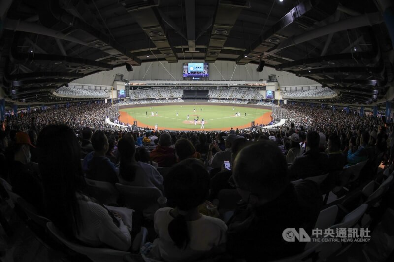 圖為台北大巨蛋18日測試賽開放萬人入場。（中央社檔案照片）