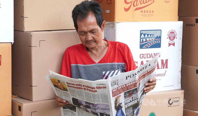 印尼人的資訊來源仍依賴紙本媒體或閱讀新聞網站，有印尼智庫發現中國近年對印尼媒體影響力劇增。圖為印尼民眾在街頭讀報。中央社記者李宗憲雅加達攝 112年11月27日