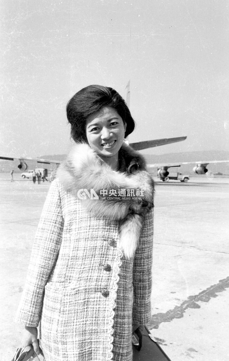 陳淑芳1965年曾至日本拍片，圖為她返台時在機場留影。（中央社檔案照片）