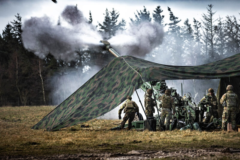 圖為美軍第二騎兵團野戰砲兵4月在丹麥實彈演習。（圖取自facebook.com/DeptofDefense）